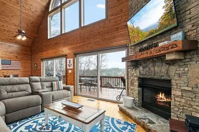Image de Modern 4 bed 3. 5 bath Cabin: Lake Keowee views & Boat Slip Dock! Near Clemson!