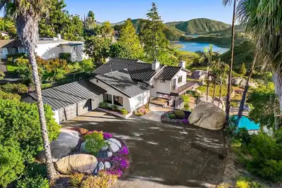 Lake View House! Pool & Hot Tub