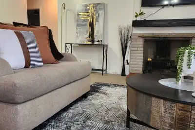 Image de Upscale neighborhood 2-bedroom house, driveway, No Laundry Amenities Available