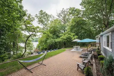 Image de Charming 3-bedroom lake house with a seasonal private pool and seasonal hot tub!