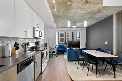 Image de Fully Furnished| 2br Steps from Dwntwn|Luxe &Cozy