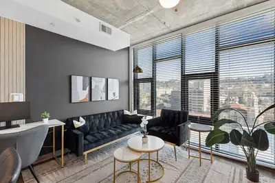 Image de Live the High Life – Chic 2br Apartment in Bhm