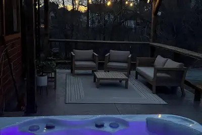 Image de Charming 2-bedroom tiny cabin hot tub camp fire