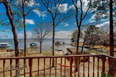 Image de Magical Castle Retreat with lake access, private boat launch, sleeps up to 18!