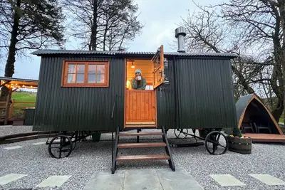 Image de A shepherd's hut retreat with a private wood fired hot tub in County Fermanagh