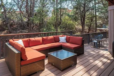 Image de Myrinn–Spacious Deck w/ Red Rock Views | Hot Tub