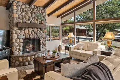 Image de Myrinn – Desert Design w/ Hot Tub & Creek Access