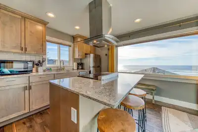 Oceanside Inn #6 - Upstairs Unit