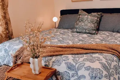 Image de Charming Lakefront cottage on Cedar Lake. Beautiful Spa Bathroom, soaking tub