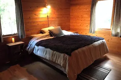 Image de A classic Maine cabin for a taste of camp living in any season!