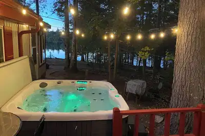 Image de Adorable Lakefront Cabin with Hot Tub!