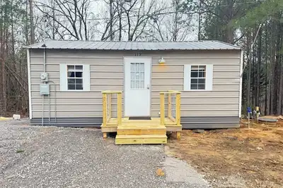 Image de Secluded one bedroom cabin with large deck overlooking a wooded gully.