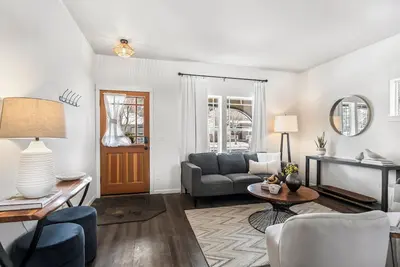 Image de Phenomenal 4-bedroom house. Pet Friendly. Easy Access. Quiet Neighborhood.