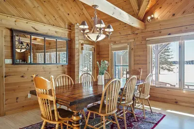 Image de Lakefront 5 Bdrm Stay | Sauna, Fireplace, Hot Tub