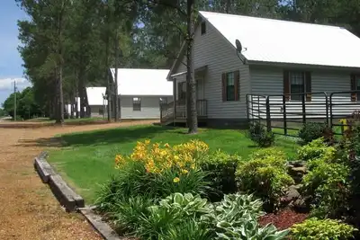Image de Charming 2-bedroom cabin with Ac just 3 miles from Sardis lake.