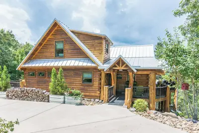 Image de Big Sky Lodge 5 Br + Bonus-4 Ensuites, Mt Views, hot tub, game room, Pet friendly