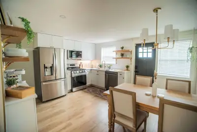 Image de Charming 2 bed Townhome, fully renovated, cozy, conveniently located to downtown