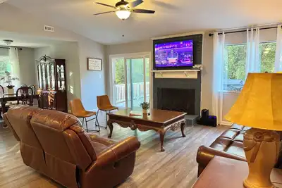 Image de Charming Charlotte Getaway, Quiet Cul-de-Sac, Big Deck, Near Uptown & Airport