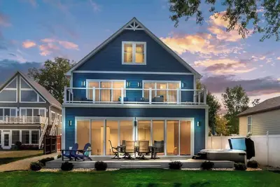 Image de Lakefront Property! Includes 3 Homes + Hot tub!