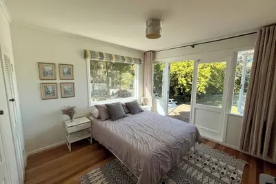 Image de Kid (& Parent) friendly Kiwi Bach. Large garden, Parkiri Beach minutes away.