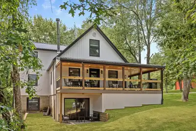Image de A Touch of Salt Fork. . . . 2 King, 3 Queen, twin bunk beds