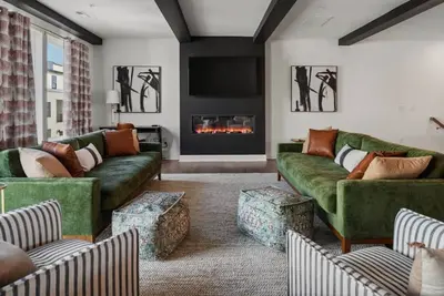 Image de Sophisticated  Escape with Scenic Rooftop – Minutes to Downtown Hotspots