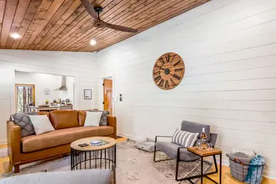 Image de Huge yard | Pool Table | Hot Tub