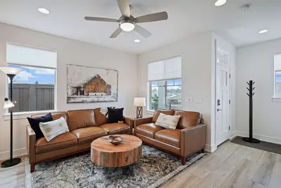 Image de Charming townhome with Ac, fitness room, pool and hot tub in lovely Bend