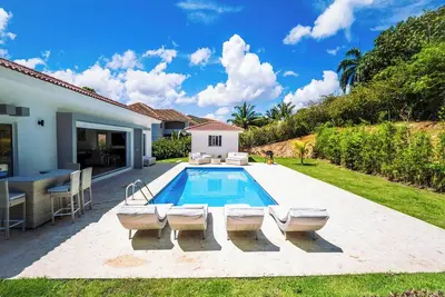 Image de 4-bedroom, 4-bathroom villa, private pool/parking/billiard/Bbq, near everything