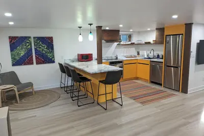 Image de The Apartment. Cozy one bedroom modern place. Close to downtown and breweries