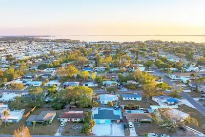Image de Coastal 3-bedroom Pool Home w/ Private Fenced Yard, Close to Anna Maria Island!
