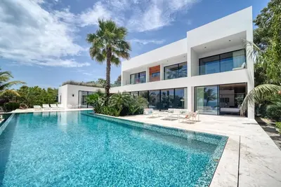 Image de Upscale 5-bed Beachfront Villa w/ pool, pier & ocean front