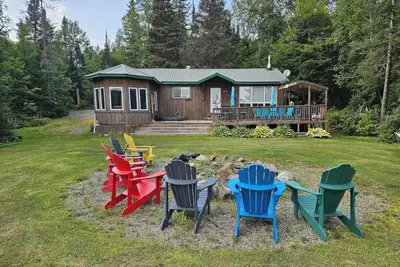 Image de \nCozy waterfront cottage, sandy beach front, sunken hot tub, with putting green.