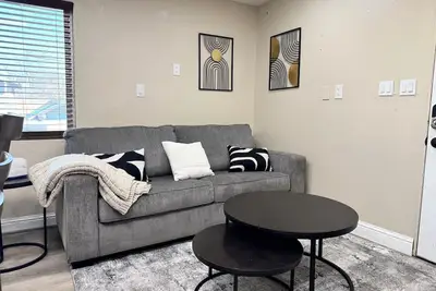 Image de Modern Unit with King Bed in Hanford