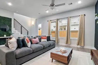 Image de Mdrn Antigua Lxry Home I Sleeps 10 I 8 min Frm Nrg