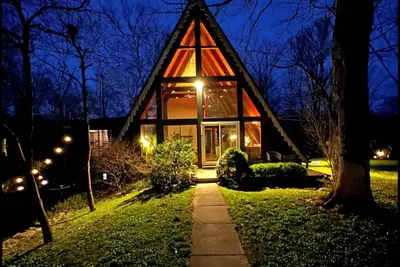 Image de Fairytale A Frame in Cincinnati with hot tub, sauna, and gym. 2 Fenced acres