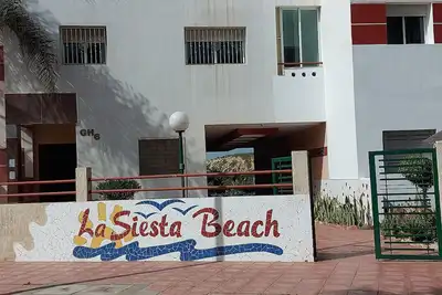 appartement au bord de la piscine