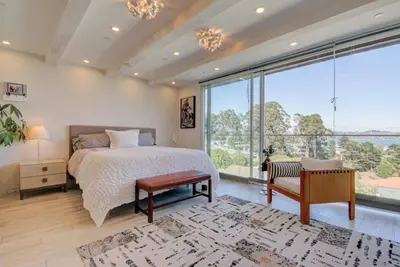 Image de Tranquil townhome w/ floor-to-ceiling bay view in charming Sausalito
