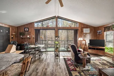 Image de Zen Vibe w Fireplace, Grill, Deck & Screened Porch