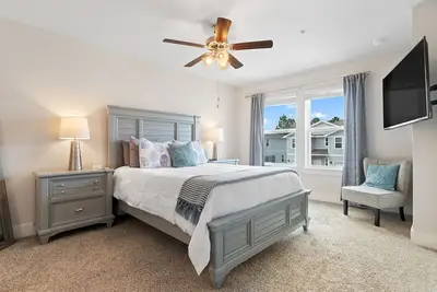 Image de Convenient Location with Community Pool