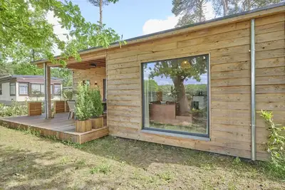 Image de Beau chalet dans parc avec des équipements