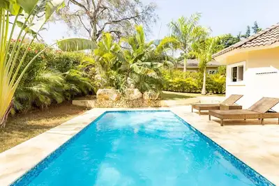 Image de 2-bedroom, 2-bathroom villa in gated central residencee with sports courts.