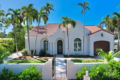 Casa Captiva - 5 Br Villa, Steps to Beach