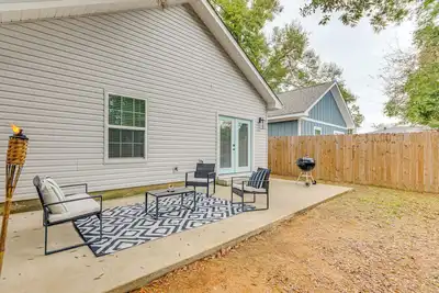 Image de 1 Mi to Dtwn: Pet-Friendly Pensacola Getaway!