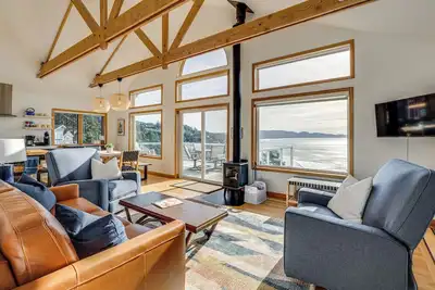 Oceanside Escape w/ Stunning Views: Walk to Beach!