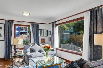 Image de 8 minute walk from the light rail station to your front door! No car necessary! !