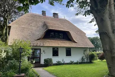 Image de Thatched roof country house Wiemershörn