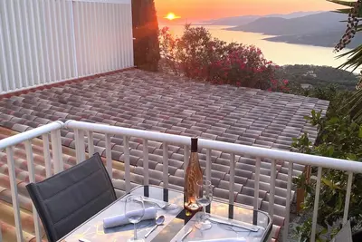 Charmant appartement rénové, 2 pers. vue imprenable entre mer&montagnes \"U Nidu\"