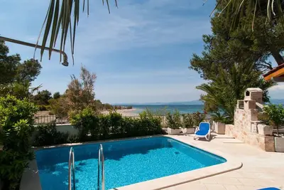 Image de New! Exclusive Beachfront Villa with Pool for 8 at Island Brač