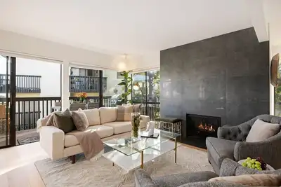 Image de Elegant Condo in Exclusive Polo Field Complex with Desk & Fireplace!